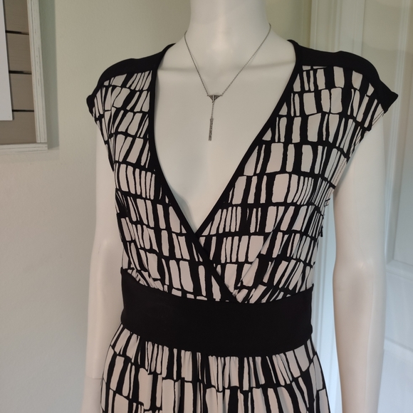 Max & Cleo Black Gray & White Dress Deep V-neck szS EUC - Picture 3 of 10